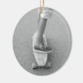 ロングボードに乗って生き残る セラミックオーナメント (左)