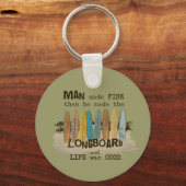 ロングボードを持つ初期の男性サーフィンユーモア キーホルダー (正面)