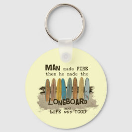 ロングボードを持つ初期の男性サーフィンユーモア キーホルダー