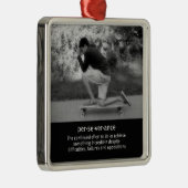 ロングボードポーズと引用文 メタルオーナメント (右)