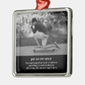 ロングボードポーズと引用文 メタルオーナメント (左)