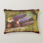 ロング婚約byアーサー・ヒューズ、ヴィンテージ・アート アクセントクッション (正面)