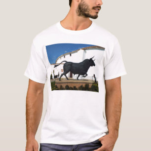 ロンダ、スペインの雄牛の彫像 Tシャツ
