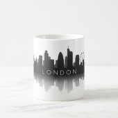 ロンドンのスカイライン シルエット - モダンな黒と白 コーヒーマグカップ (中央)