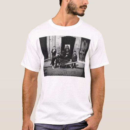ロンドンのスラム街の子供 Tシャツ (正面)