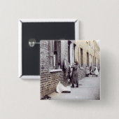 ロンドンのスラム街 缶バッジ (正面&裏面)