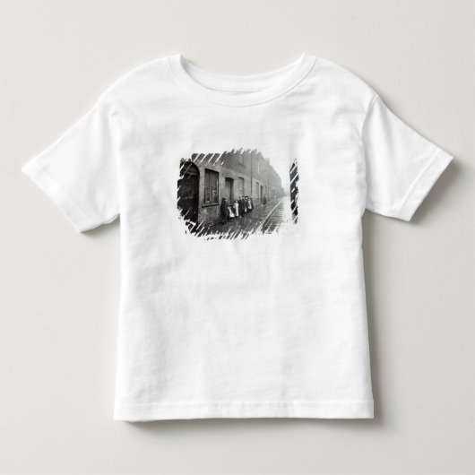 ロンドンのスラム街、c.1900 トドラーTシャツ (正面)