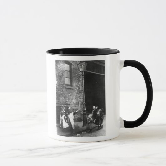 ロンドンのスラム街、c.1900 マグカップ (右)