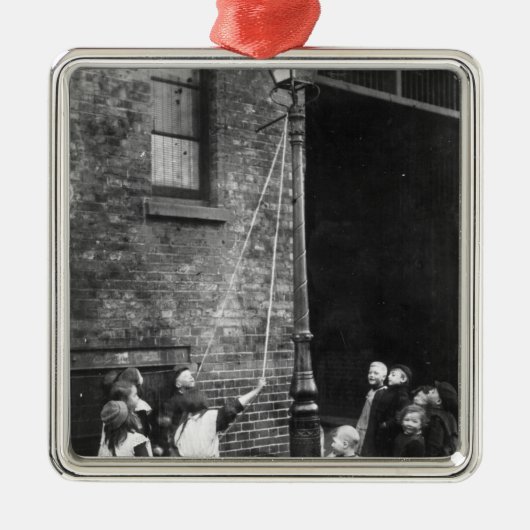 ロンドンのスラム街、c.1900 メタルオーナメント (正面)