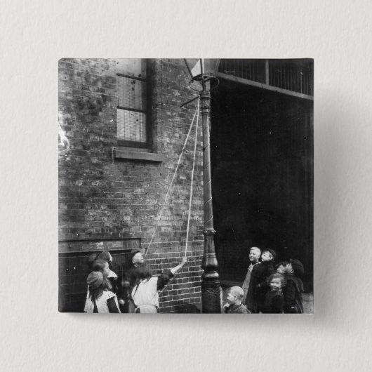 ロンドンのスラム街、c.1900 缶バッジ (正面)