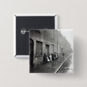 ロンドンのスラム街、c.1900 缶バッジ (正面&裏面)