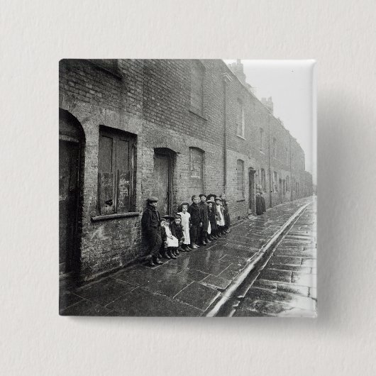 ロンドンのスラム街、c.1900 缶バッジ (正面)