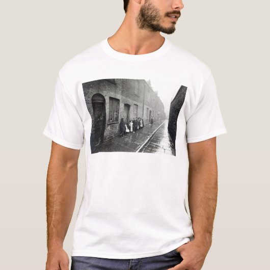 ロンドンのスラム街、c.1900 tシャツ (正面)
