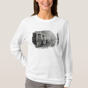 ロンドンのスラム街、c.1900 tシャツ