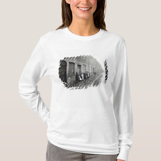 ロンドンのスラム街、c.1900 tシャツ (正面)