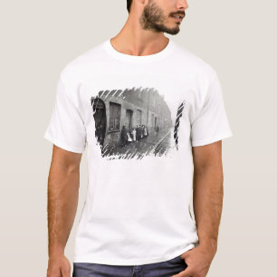 ロンドンのスラム街、c.1900 tシャツ
