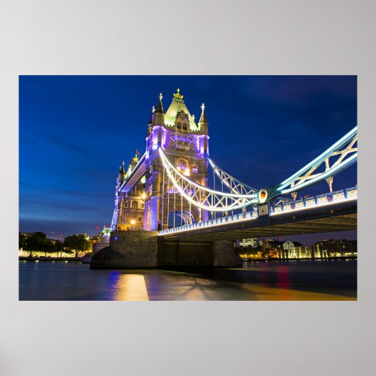 ロンドンのタワーブリッジの夜景 ポスター (正面)