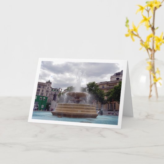ロンドンのトラファルガー広場の噴水 カード (黄色い花)
