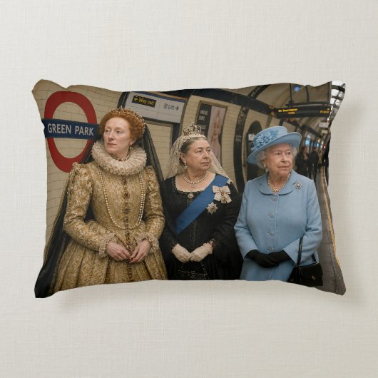 ロンドンの地下鉄に佇む3人の女王 アクセントクッション (正面)