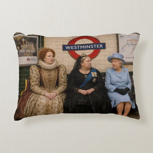 ロンドンの地下鉄に佇む3人の女王 アクセントクッション (正面)