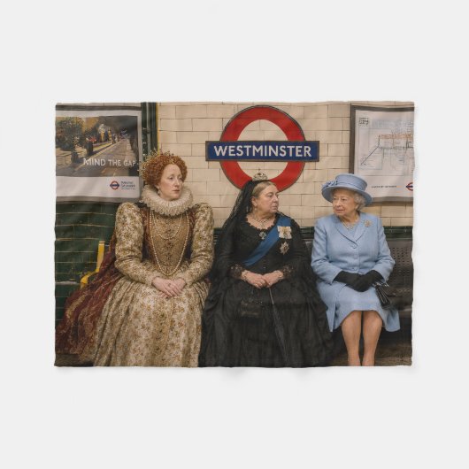 ロンドンの地下鉄に佇む3人の女王 フリースブランケット (正面(横))