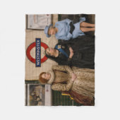 ロンドンの地下鉄に佇む3人の女王 フリースブランケット (正面)