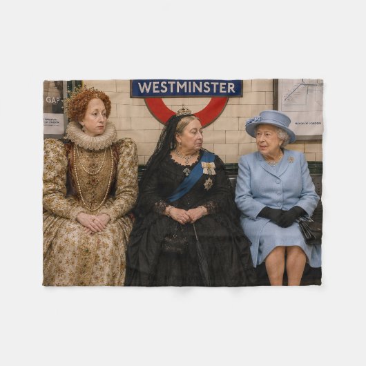 ロンドンの地下鉄に佇む3人の女王 フリースブランケット (正面(横))