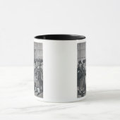 ロンドンの外のLloyds マグカップ (中央)