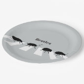 ロンドンの横断歩道を渡って歩いている4匹のカブトムシ… ペーパープレート (アングル)