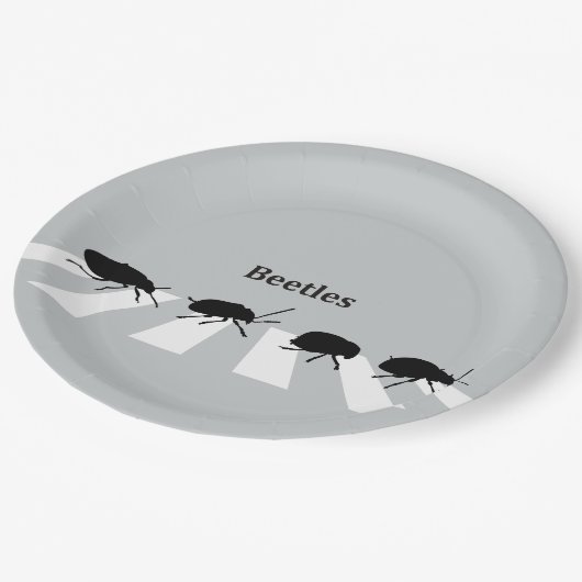 ロンドンの横断歩道を渡って歩いている4匹のカブトムシ… ペーパープレート (アングル)