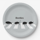 ロンドンの横断歩道を渡って歩いている4匹のカブトムシ… ペーパープレート (正面)