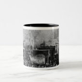 ロンドンの港湾スト1889年 ツートーンマグカップ (中央)