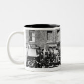 ロンドンの港湾スト1889年 ツートーンマグカップ (左)