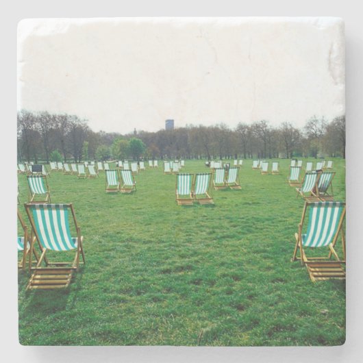 ロンドンの緑の公園に広がるデッキチェア ストーンコースター (正面)