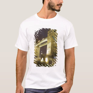 ロンドンの黄昏時のタワー・ブリッジとテムズ川 Tシャツ