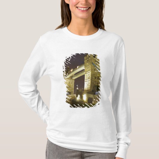 ロンドンの黄昏時のタワー・ブリッジとテムズ川 Tシャツ (正面)
