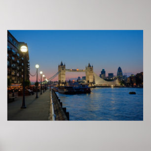 ロンドンイギリスの日没のタワー橋 ポスター