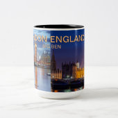 ロンドンイングランドby MOJISOLA ADEOLA GBADAMOSI MUG ツートーンマグカップ (中央)