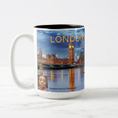 ロンドンイングランドby MOJISOLA ADEOLA GBADAMOSI MUG ツートーンマグカップ (左)