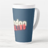 ロンドンコンテンポラリーネオンライトタイポグラフィ カフェラテマグ (右アングル)