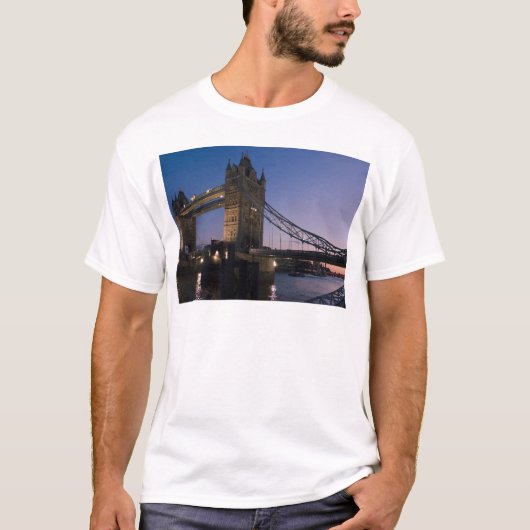 ロンドン塔橋 イギリス 夜 水 都市 Tシャツ (正面)
