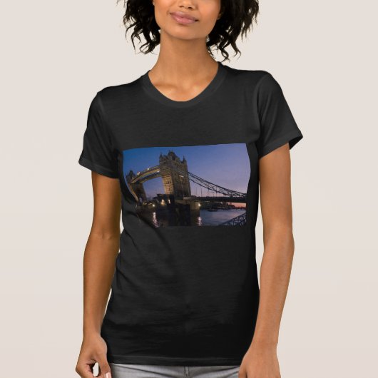 ロンドン塔橋 イギリス 夜 水 都市 Tシャツ (正面)