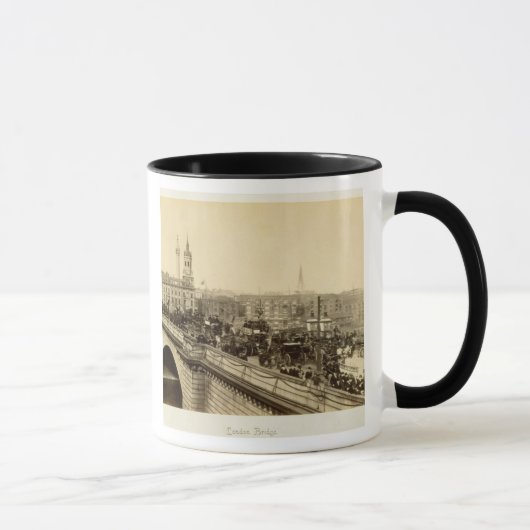 ロンドン橋、c.1880 (セピア色の写真) マグカップ (右)