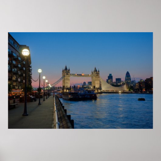 ロンドン・イングランドの夕暮れ時のタワーブリッジ ポスター (正面)