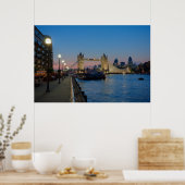 ロンドン・イングランドの夕暮れ時のタワーブリッジ ポスター (キッチン)