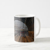 ロンドン、キングズクロス駅。紅茶、それともコーヒー? コーヒーマグカップ (正面右)