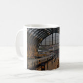 ロンドン、キングズクロス駅。紅茶、それともコーヒー? コーヒーマグカップ (正面左)