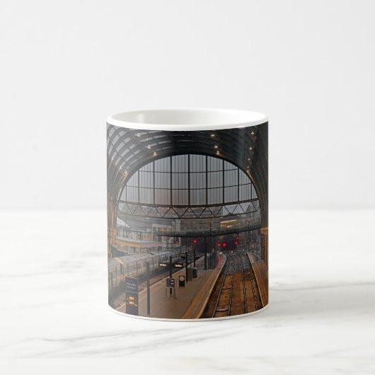ロンドン、キングズクロス駅。紅茶、それともコーヒー? コーヒーマグカップ (中央)
