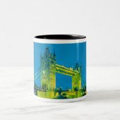 ロンドン、タワーブリッジ（英国3） ツートーンマグカップ (中央)