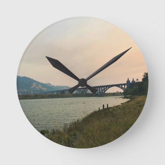 ローグ・リバー、または ラウンド壁時計 (正面)